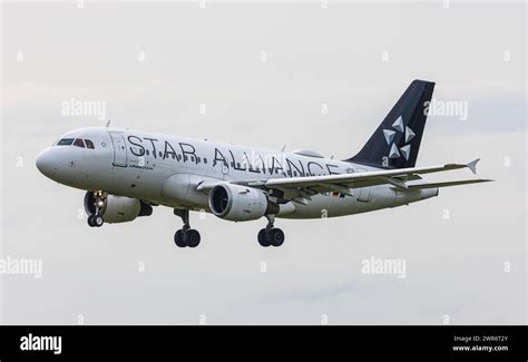 Ein Airbus A Von Lufthansa Cityline Befindet Sich Im Landeanflug