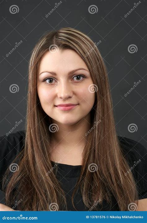 Retrato Del Brunette Joven Foto De Archivo Imagen De Cara