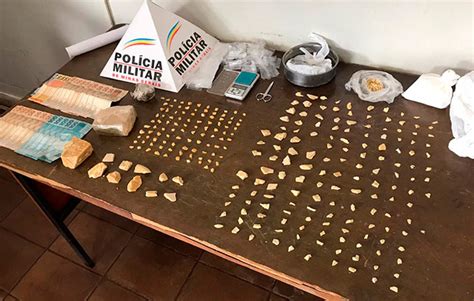 PM prende jovem centenas de pedras de crack e porções de cocaína e