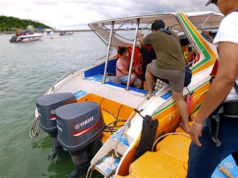 Turistas Abordan Un Lancha Motora En El Muelle Flotante De La Capital