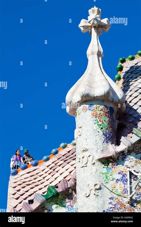 Los visitantes admiran el art nouveau de la azotea de la casa Batlló de