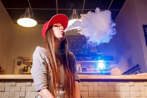 Mulher De Vape A Menina Loura Bonita Nova Em Um Vestido Fuma Um Cigarro