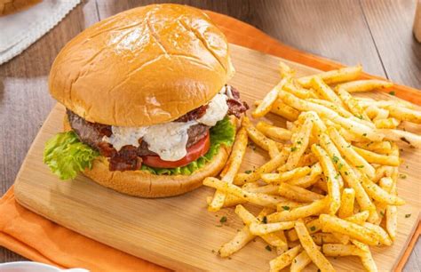 Hamburguesa Casera De Res Con Papas Delination