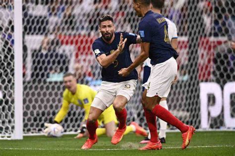 Si è giratò Maignan esulta al gol di Giroud in aereo è pazzo di