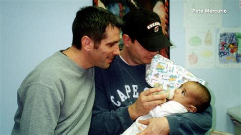 Hace 21 años una pareja gay adoptó al bebé que encontraron en el metro de Nueva York CNN Video
