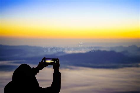 Silhueta Faz Uma Foto Da Paisagem Do Nascer Do Sol Nas Montanhas Imagem