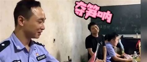 想跟网恋女友视频通话，接通后却是警察：“女友”是男的，刚被抓新浪新闻