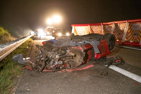 Fahrer überschlägt sich mehrfach mit Audi R8 bei Unfall auf A4