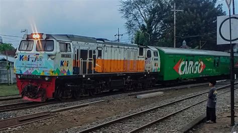 ADA LOKOMOTIF LIVERY HUT KAI NONTON KERETA SORE DI STASIUN MALANG