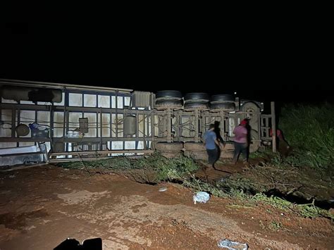 Carreta Carregada Carne Tomba Ao P Da Serra De S O Vicente Em