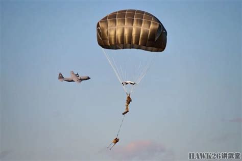 伞降已经过时？美军第173旅实兵演练重装空投 搜狐