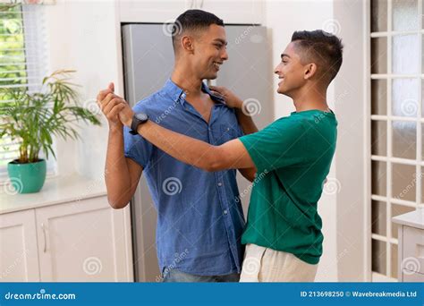 Diversa Pareja Gay Masculino Pasar Tiempo En Baile De Cocina Foto De Archivo Imagen De Virus