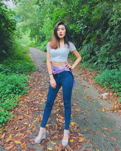 Ngẩn ngơ trước nhan sắc cực phẩm của hot girl từ bỏ làm tiếp viên để trở thành nữ y tá nóng bỏng