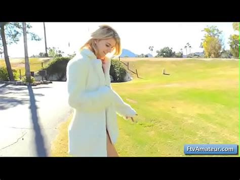 Hermosa Jovencita Rubia Amateur Arya Revela Su Sexy Cuerpo Desnudo Al Aire Libre Y Su Tatuaje En