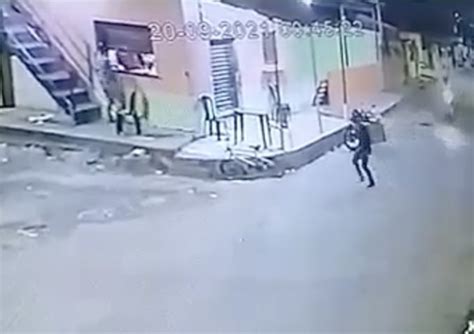 Homem Tenta Invadir Lanche Para Fugir Da Morte Mas Assassinado