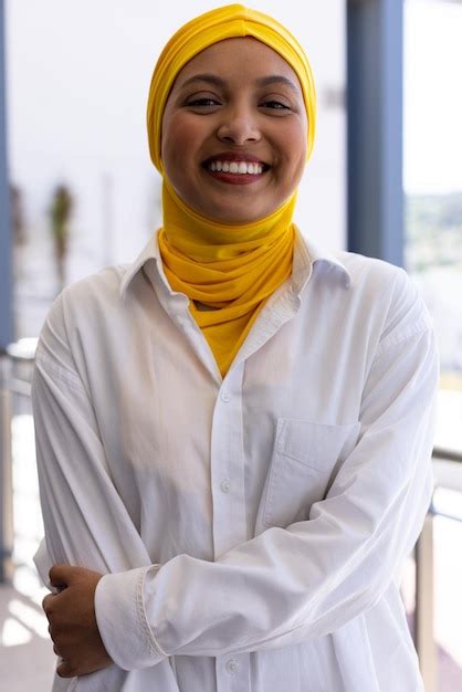 Retrato de uma feliz empresária biracial hijab em um escritório