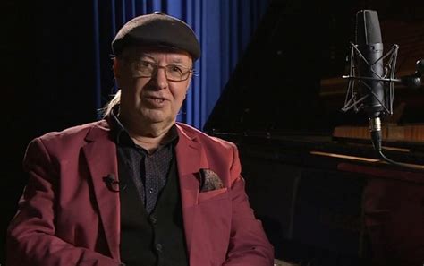 Стефан Диомов и „Петте сезона“ гостуват в спектакъла „Любими песни“ в ...