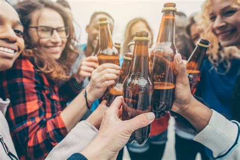 Amigos Bebendo Uma Cerveja Juntos Imagem De Stock Imagem De