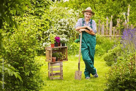 Fotografia Do Stock Garten G Rtner Strohhut Spaten Stehen Adobe Stock