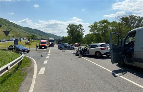 Vorfahrt Missachtet Zwei Verletzte Bei Heftigem Frontal Crash An Der Mosel