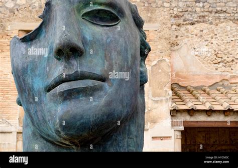 Modernas Esculturas Abstractas De Bronce De Un Hombre Romano En El