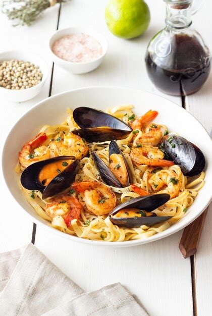 Premium Photo Tagliatelle Pasta With Shrimps And Mussels Seafood