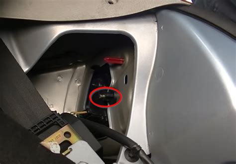 Comment changer une ampoule de feu arrière sur Peugeot 206