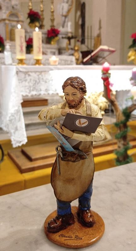 Imprenditore Nel Presepe La Statuina Consegnata Al Vescovo Di Pistoia