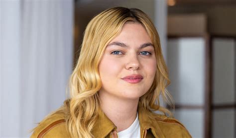 Magnifique déesse reine Louane se dévoile en bikini à Ibiza