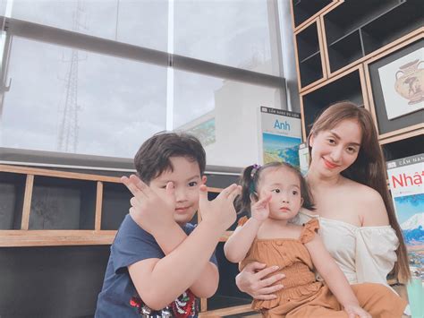 Bị chồng kém 12 tuổi chụp lén cảnh chăm con xuề xoà Khánh Thi lột xác với bikini gợi cảm