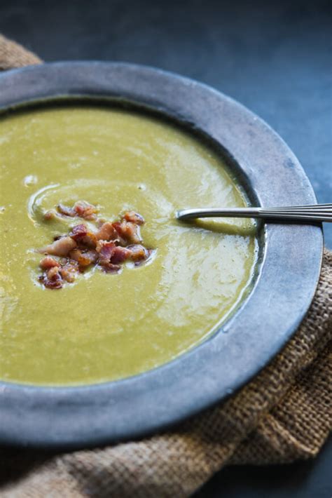 Sopa Cremosa De Ervilha Na Cozinha Da Helo