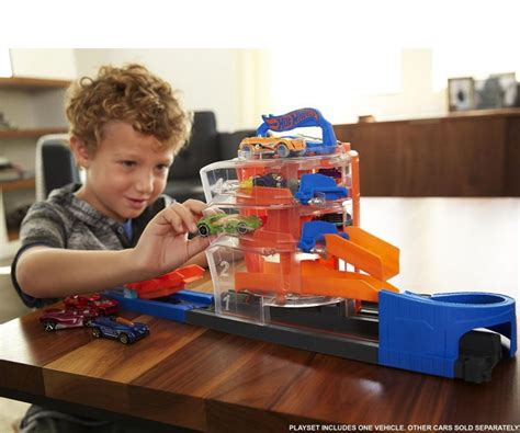 Игрален комплект Hot Wheels Лукс с количка асортимент КОМСЕД