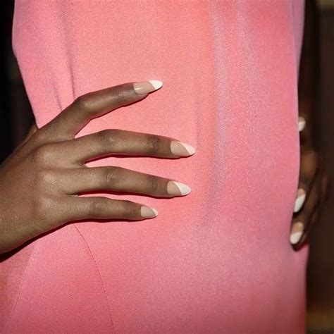 15 Diseños de Uñas Almendradas Nude que Siempre están de Moda