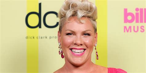 Pink Just Posted A Thirst Trap Bikini Photo And She S All Kinds Of Sculpted