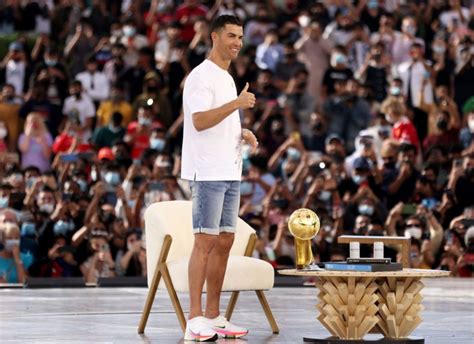 Photo Cristiano Ronaldo Collects Top Scorer Of All Time Award In Dubai