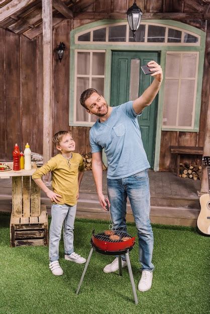 Padre E Hijo Sonrientes Tomando Selfie Mientras Cocinan Empanadas De