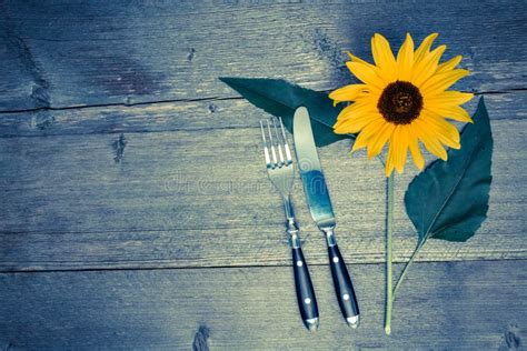 Tischbesteck Und Sonnenblume Auf Einer Alten Tabelle Stockfoto Bild