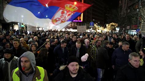 Sırbistan Cumhurbaşkanı ve hükumet Belgrad da protesto edildi