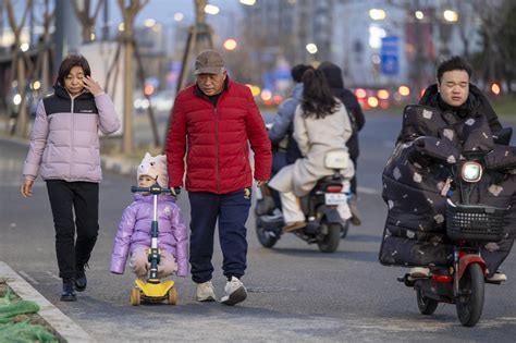 北京受冷空气影响气温骤降 大风吹袭阵风可达七级 搜狐大视野 搜狐新闻