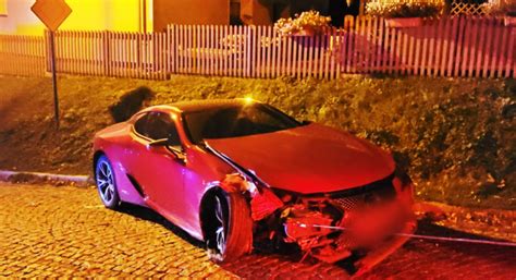 Lexus wypadł z drogi i ściął dwie latarnie Kierowca był pijany