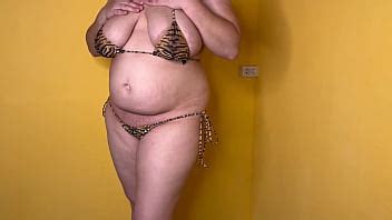 Une MILF sexy en bikini laisse son gros amant imprégner sa chatte rasée le jour de l ovulation