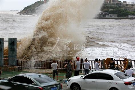 浙江温岭：台风“卡努”逼近 沿海掀起巨浪 人民图片网