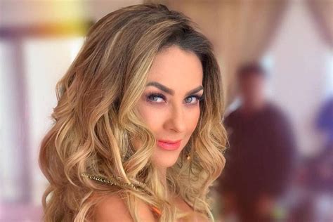 Aracely Arámbula muestra su cuerpazo en un sexy bikini amarillo Fotos