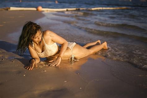 Premium Photo FIT WOMEN IN BIKINI ON SUMMER BEACH