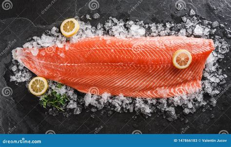 Filete De Pescados De Color Salm N Crudo Fresco Con Las Especias En El