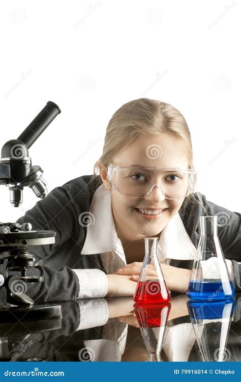 Ragazza Con Le Provette Ed Il Microscopio Per Classe Chimica Fotografia