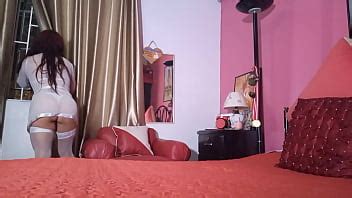 LA SENSUAL MILF SE RECUESTA EN LA CAMA EN SEXY LENCERÍA PONIENDO EL PENE DURO A SU ENTENADO