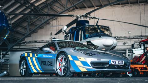 Tschechien Polizei geht mit Ferrari auf Verbrecher Jagd Alle müssen