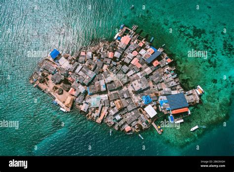 Aerial view of Santa Cruz del islote the most populated island in the world Stock Photo - Alamy