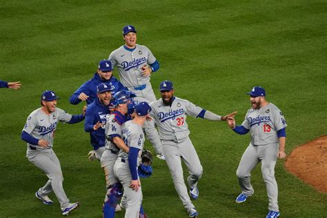 全員集合！ワールドシリーズを制覇したドジャースナインの歓喜の集合写真（ap） ― スポニチ Sponichi Annex 野球